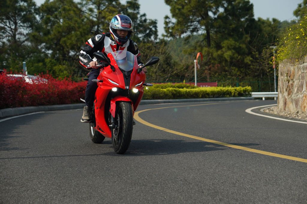 Advanced Safety Features in Electric Motorcycles Collision Alerts and Out-of-Range Warnings - Cyclemix
